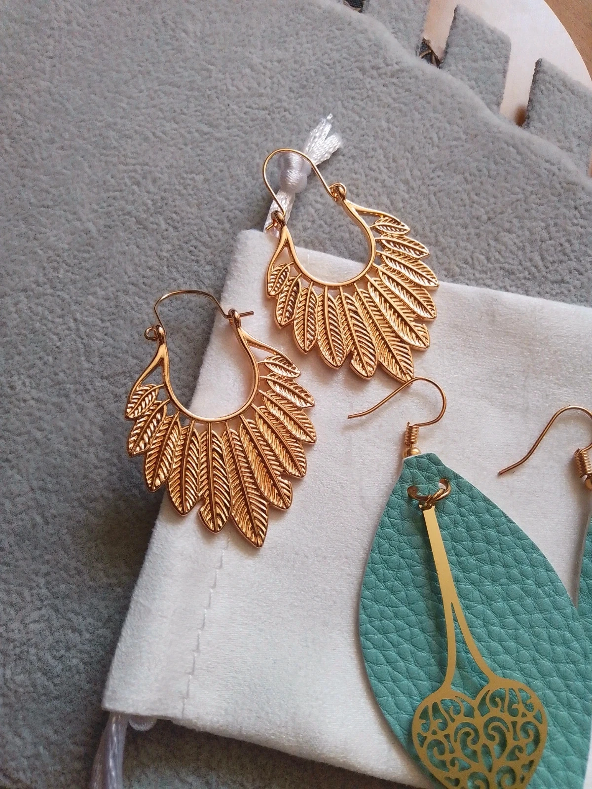 Boucles d'oreilles tissu turquoise et coeur filigranés et créoles plumes dorées – photo 4